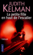 La petite fille en haut de l