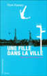 Une fille dans la ville
