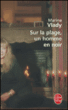 Sur la plage un homme en noir&nbsp;-&nbsp;Marina Vlady