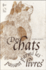 Un chat passant parmi les livres