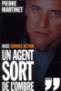 Un agent sort de l'ombre