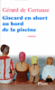 Giscard en short au bord de la piscine