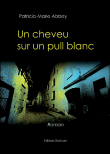 Un cheveu sur un pull blanc
