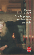 Sur la plage un homme en noir&nbsp;-&nbsp;Marina Vlady