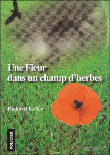 Une fleur dans un champ d'herbe