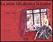 La petite fille derrière la fenêtre