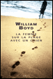 La femme sur la plage avec un chien