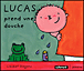 Lucas prend une douche